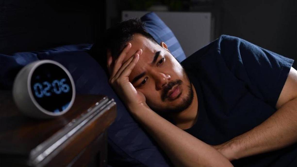 Dormir poco y mal se traduce en un rostro cansado y con signos de fatiga. Además, hacerlo a deshoras y no seguir un patrón de sueño también puede acusar los signos de un rostro cansado. 