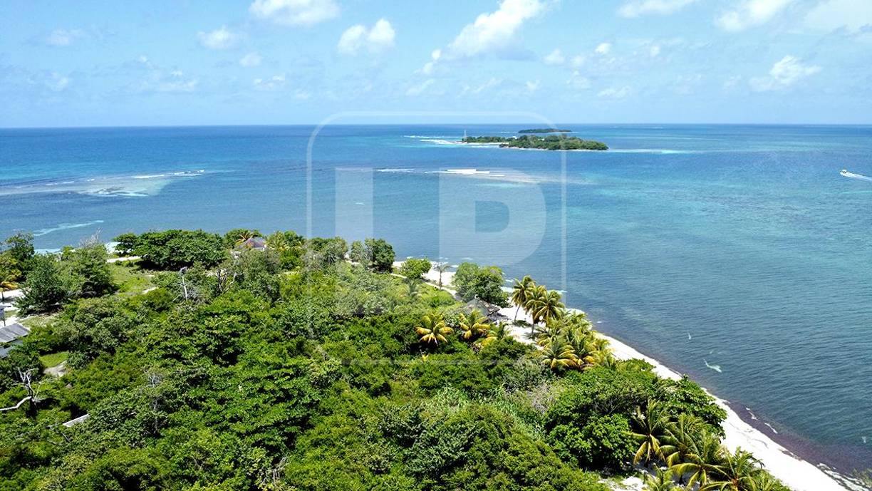 En esta imagen se ven Cayo Nicolás, en primer plano; le sigue Hunting Caye y de último Cayo Limón. La distancia que los separa entre sí ronda los 500 metros y el tramo es poco profundo.