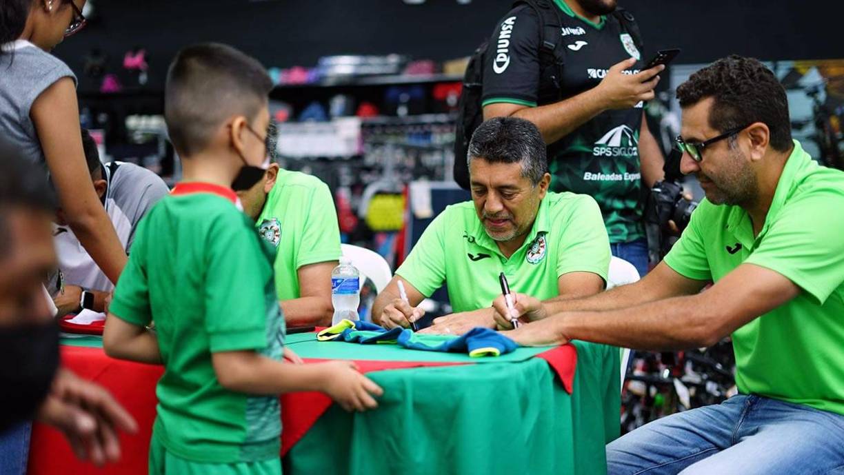 El cuerpo técnico del Marathón también firmó autógrafos en el evento en Diunsa Universal en San Pedro Sula.