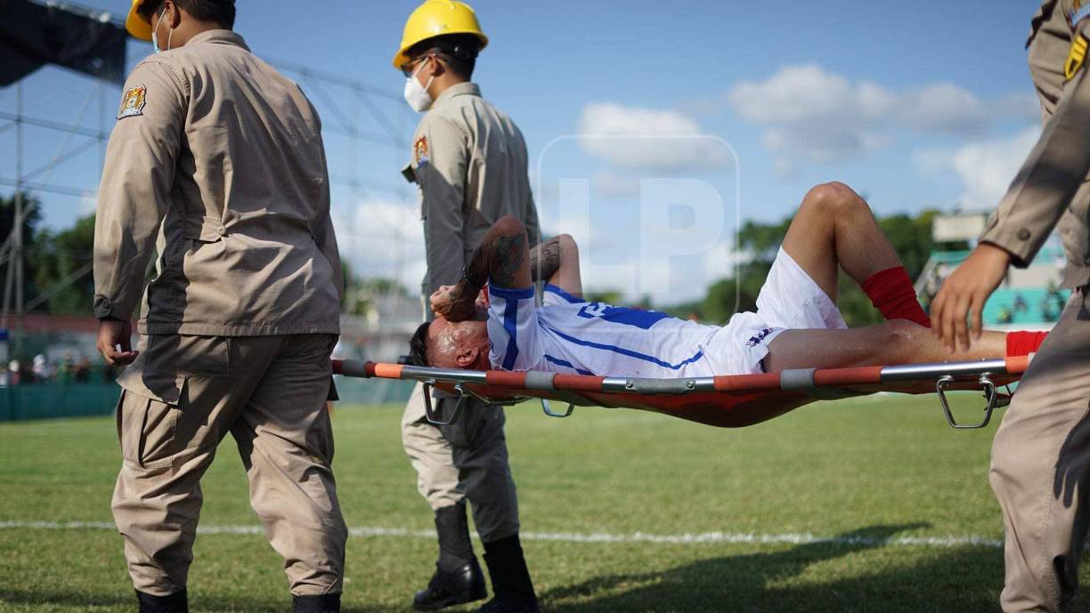 Ramiro Bruschi se retiró entre lágrimas del partido. El uruguayo solamente pudo disputar 10 minutos.