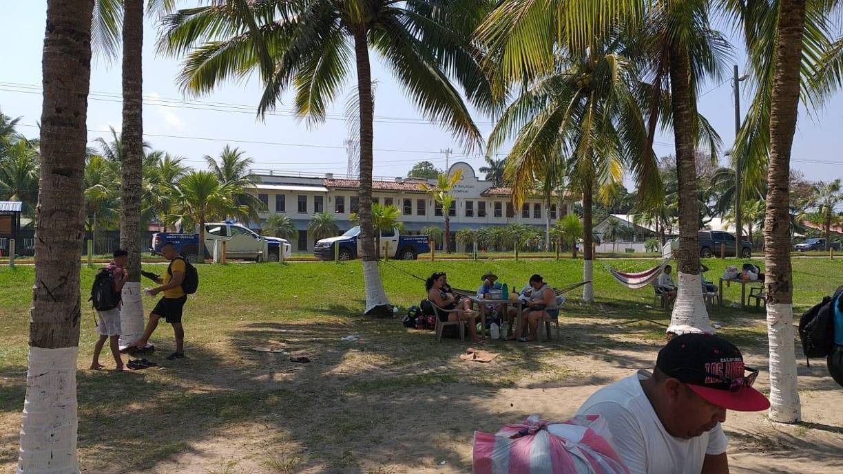 Turistas que estaban en la playa dijeron que ambos ingresaron al mar después de estar tomando bebidas alcohólicas.