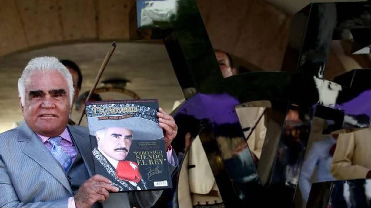  Para adornar el umbral por donde la familia Fernández y sus fans esperaron el regreso de “El Rey” a este mundo, en la noche del 1 al 2 de noviembre, se utilizaron más de 72 mil flores de cempasúchil.