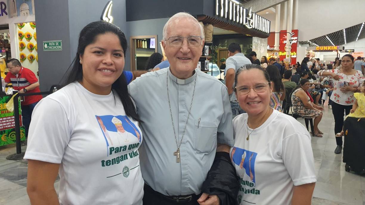  “Los 28 años han sido de caminar en la diócesis de SPS ciertamente bajo mi gobierno pastoral pero todo lo logrado es fruto de la colaboración de todos por eso mi petición es que sigan haciendo su misión con el arzobispo en comunión y participación para que el pueblo tenga vida”, dijo.