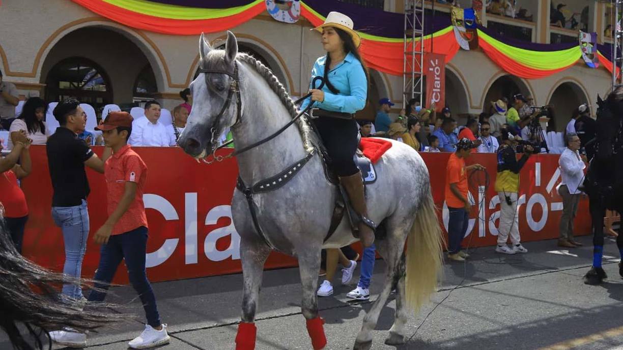 Miles de hondureños y turistas extranjeros disfrutan del Gran Carnaval de La Ceiba 2022