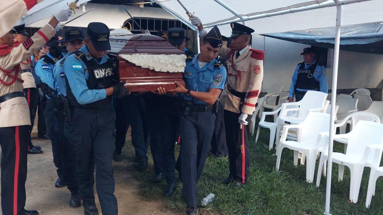 Con honores fue sepultado este miércoles José Luis Zambrano, el agente policial que murió luego de que malvivientes lo atacaran a disparos en una postal policial del Distrito Central, capital de Honduras. 