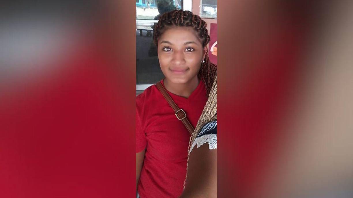 En el interior de un domicilio cercano, localizaron a siete personas con impactos de bala: seis con vida y una sin vida.