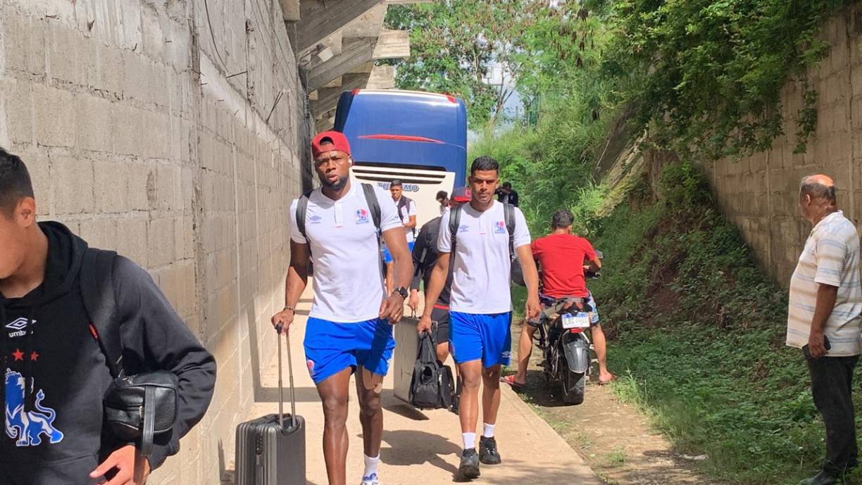 Un ambiente gris en el arribo de los futbolistas de Olimpia tras la triste noticia.