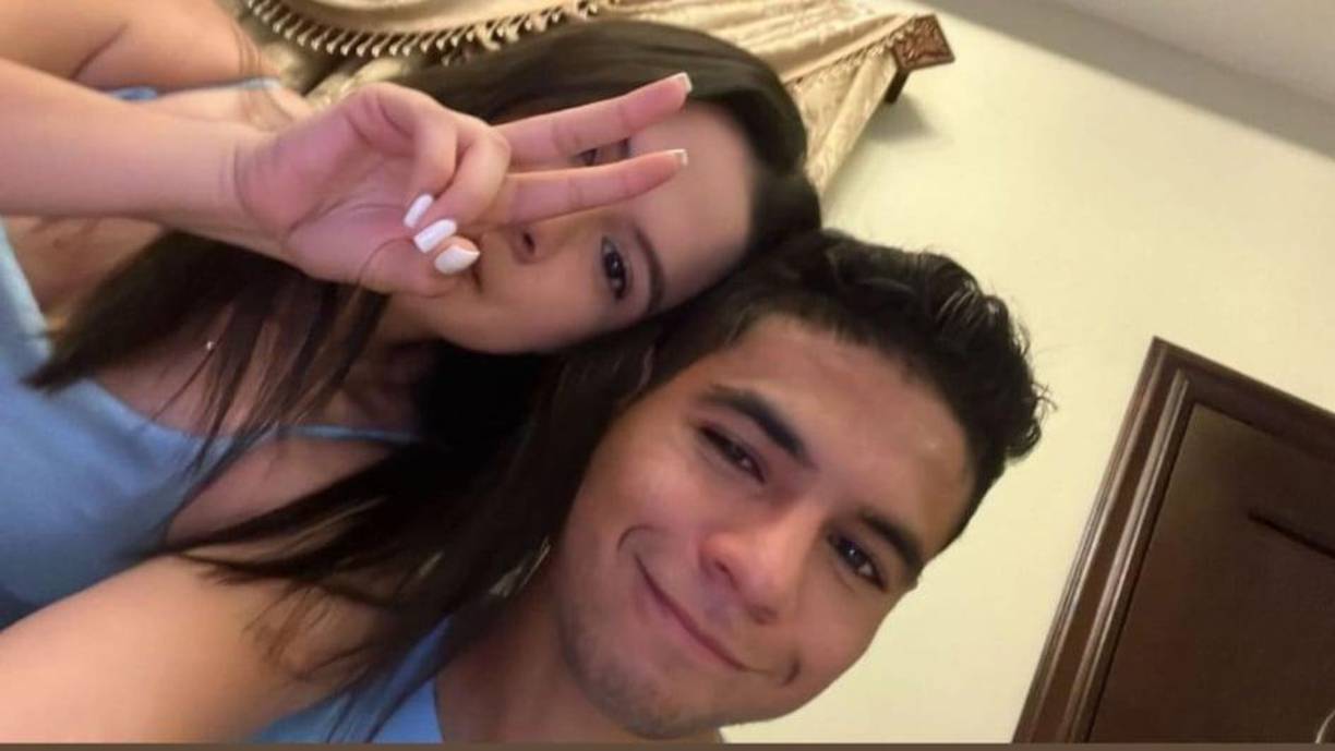 Carlos Pineda: El centrocampista del Olimpia compartió esta fotografía en la que se mostró feliz junto a su chica.