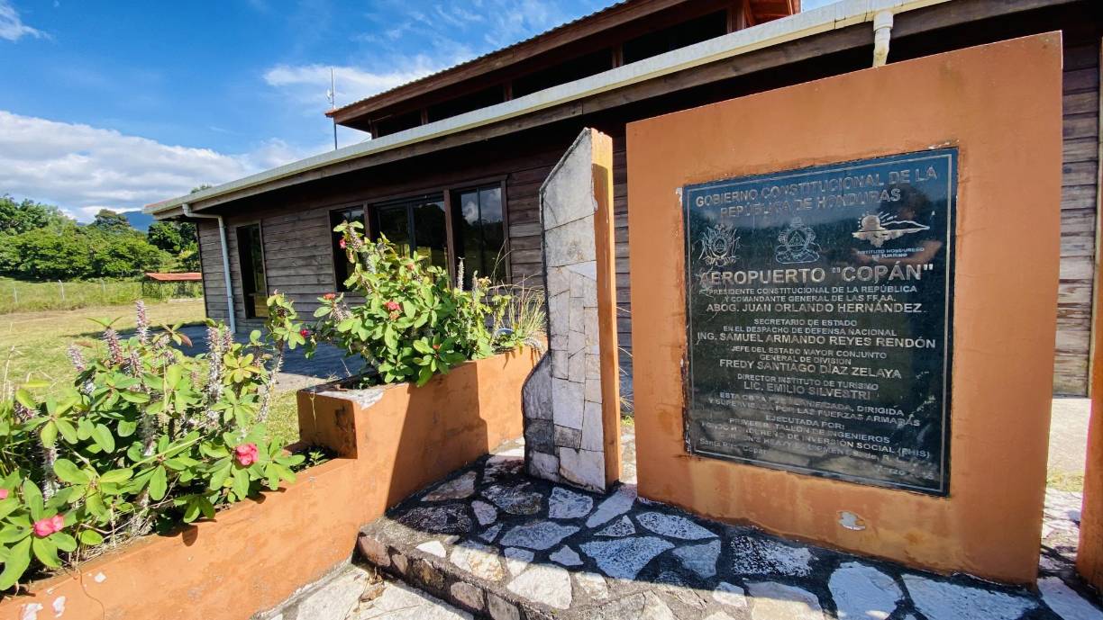 El aeródromo de Río Amarillo fue inaugurado en marzo de 2015 por el gobierno hondureño bajo la administración del expresidente Juan Orlando Hernández, con el nombre de “Aeropuerto Copán”. Una placa en la parte frontal del edificio que sería una terminal aérea recuerda la construcción. 