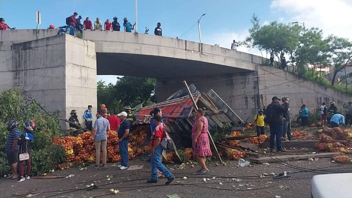 Los accidentes viales son frecuentes en las diferentes carreteras de Honduras. El exceso de velocidad, ingesta de bebidas alcohólicas y desperfectos mecánicos, como en este caso, son algunas de las causas principales. 