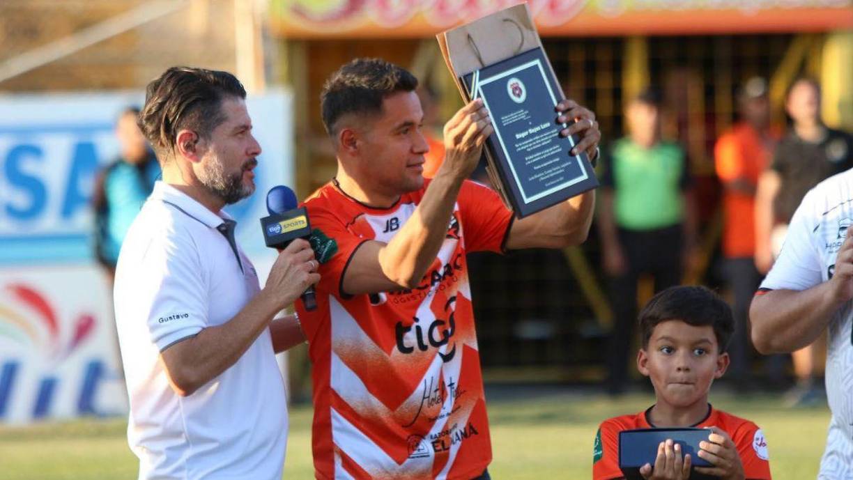 Entre lágrimas, Roger Rojas le estaba diciendo adiós de manera momentánea a los terrenos de juego: “Tengo mucha fe que el otro año, tengo mi fe intacta que el otro año me pongo mis tacos y vuelvo a jugar”, expresó.