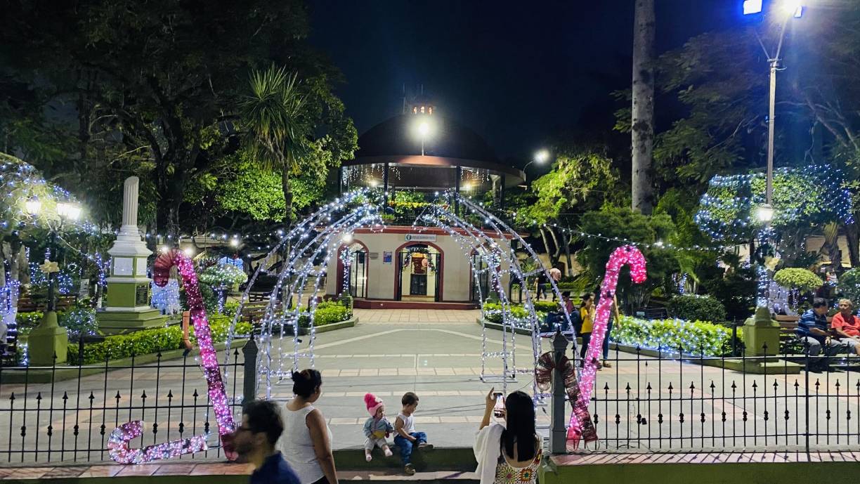 El Parque Central, engalanado como nunca antes, se convirtió en el corazón resplandeciente de la ciudad. Cada rincón iluminado evoca alegría en la población, que se ha volcado a las plazas a disfrutar el ambiente.