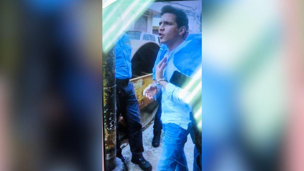 “Ayer (lunes 25 de septiembre) tres policías de la patrulla 460, de manera violenta, me sacaron del vehículo en el que me encontraba”, inició diciendo Estrada.