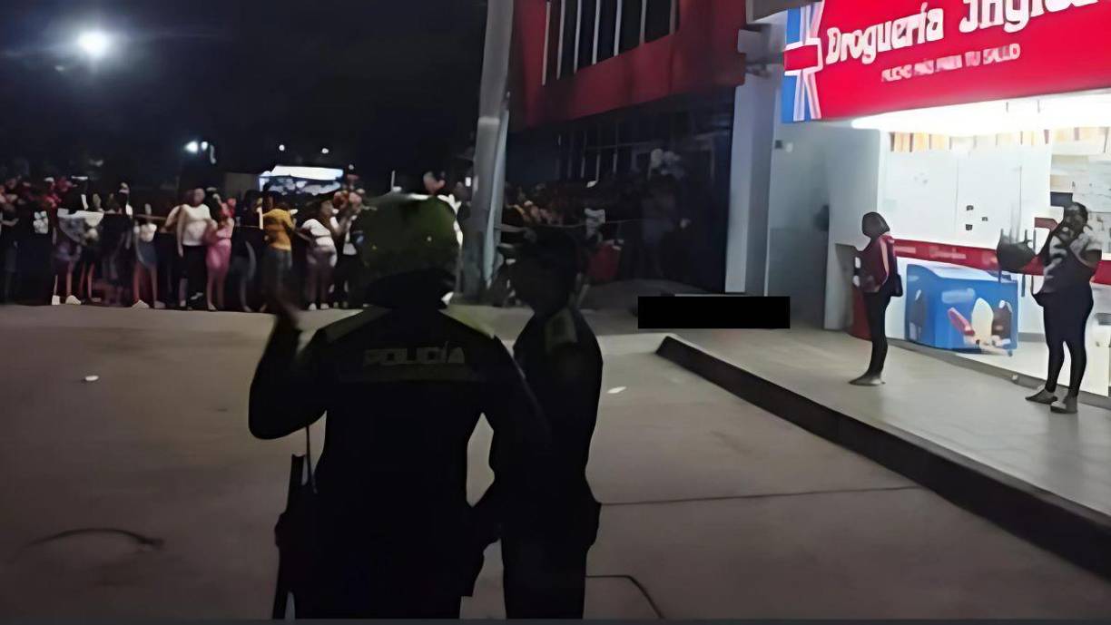 Mejía, que llevaba algunos días hospedado en el hotel y no era muy conocido en la zona, habría estado armado, según versiones preliminares.