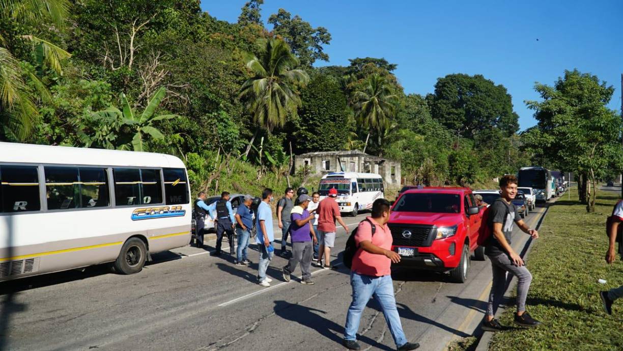 Posteriormente, los malvivientes bajaron al ayudante y le infirieron varios disparos en la cabeza. 