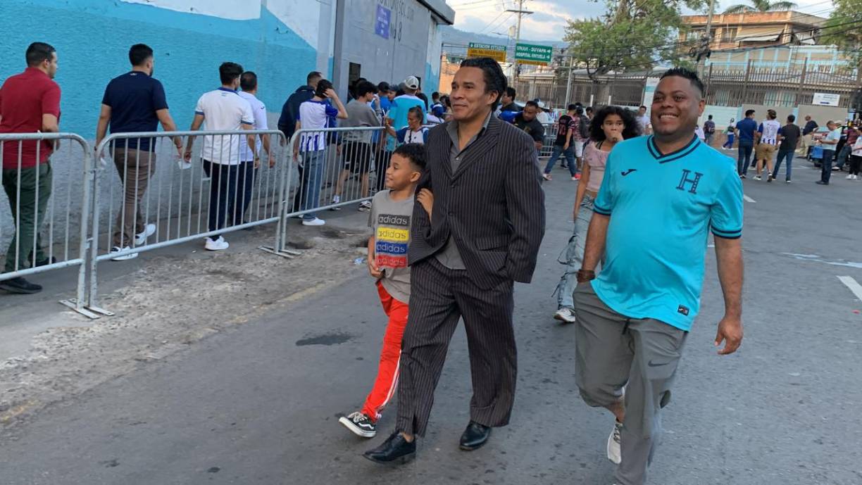 Rambo de León también asistió al recinto capitalino para el Honduras vs Cuba. 