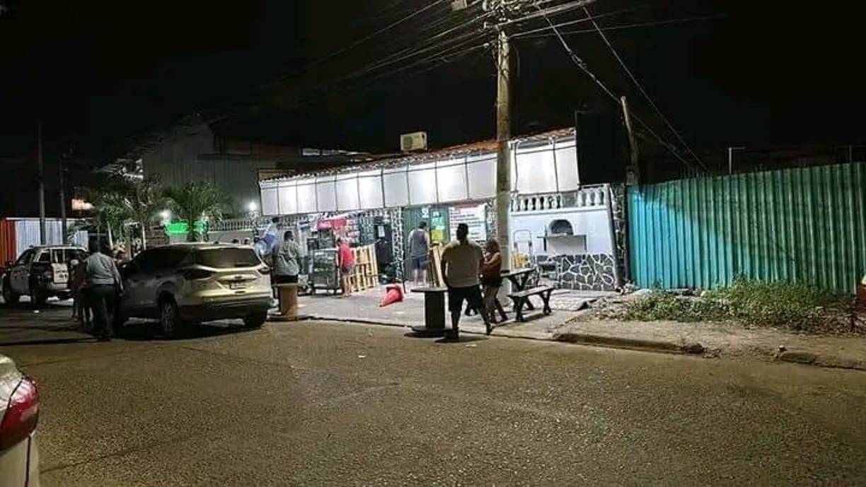 Luego el asesino sale del lugar, se sube al lado del copiloto de un camioneta que lo espera afuera del local y sale en huída.