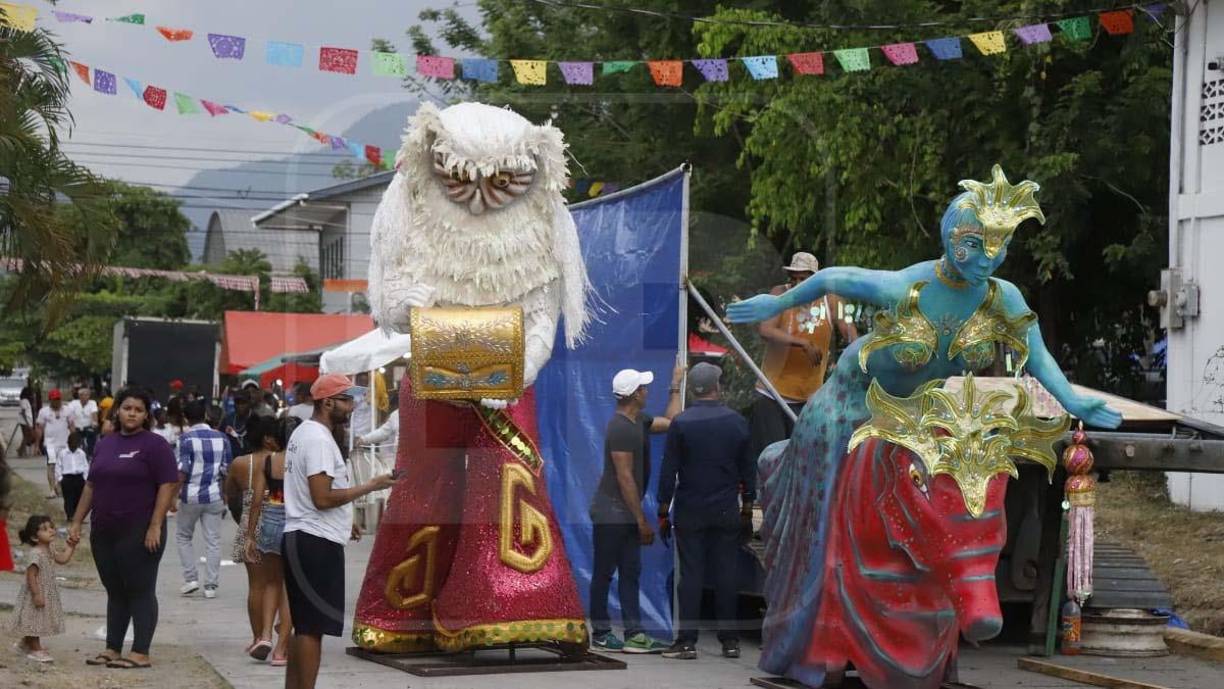 Posteriormente serán el esperado desfiles de carrozas y comparsas que se extenderá hasta la noche con un despliegue especial de carrozas luminosas.