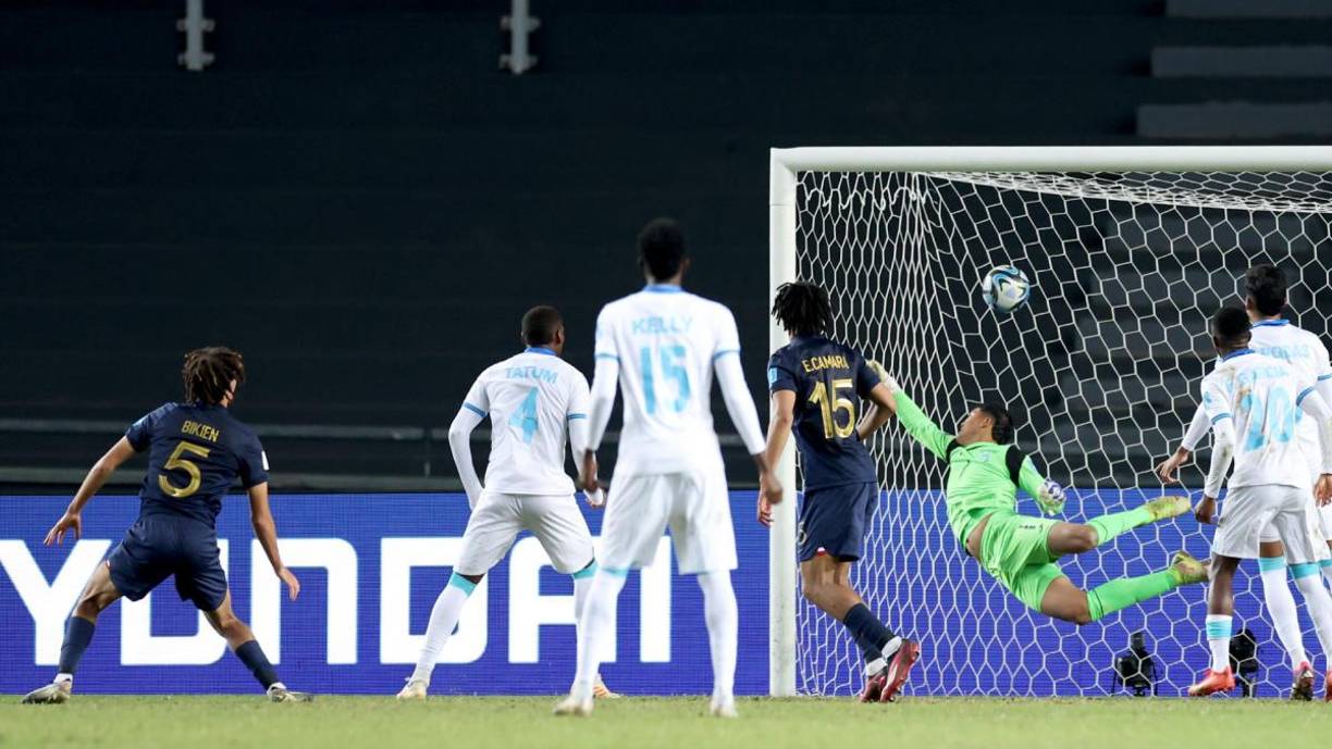 El gol de Felix Nzouango para el tercero de Francia. No pudo hacer nada el portero hondureño Juergen García.