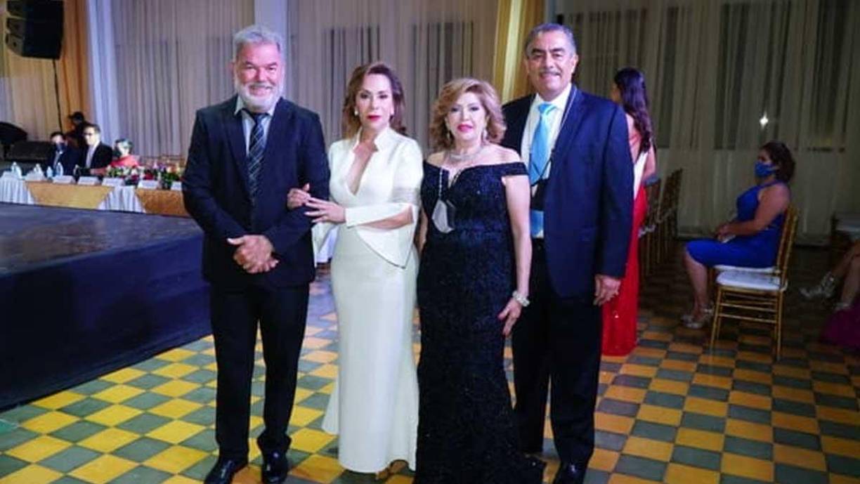 Zoila y Roberto Contreras, Maritza y Víctor Lara.