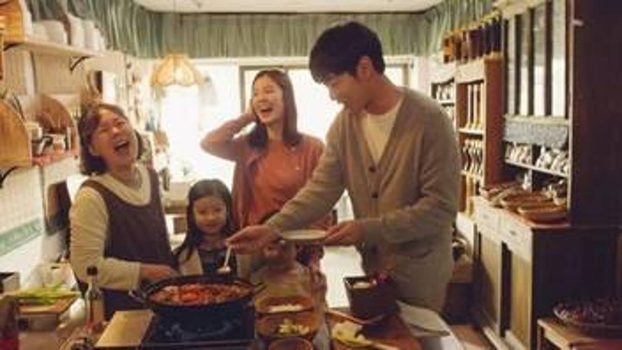 Su personaje se destacaba por su naturaleza protectora y su complejo vínculo con sus hijos adoptivos dentro de la historia de la serie. Además de su participación en la exitosa producción de Netflix, Lee apareció en películas como el thriller de zombis <i><b>Estación Zombi</b></i> (2016) y en dramas televisivos como <i><b>The Uncanny Counter</b></i>,<b> </b><i><b>Country Diaries</b></i>, <i><b>It’s Beautiful Now</b></i> y <i><b>The Witch’s Diner</b></i>.