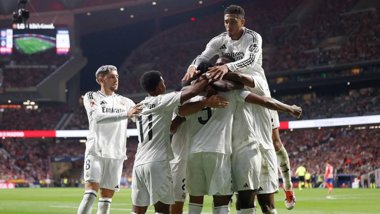 La celebración de los jugadores del Real Madrid tras el gol de Éder Militao contra el Atlético de Madrid.
