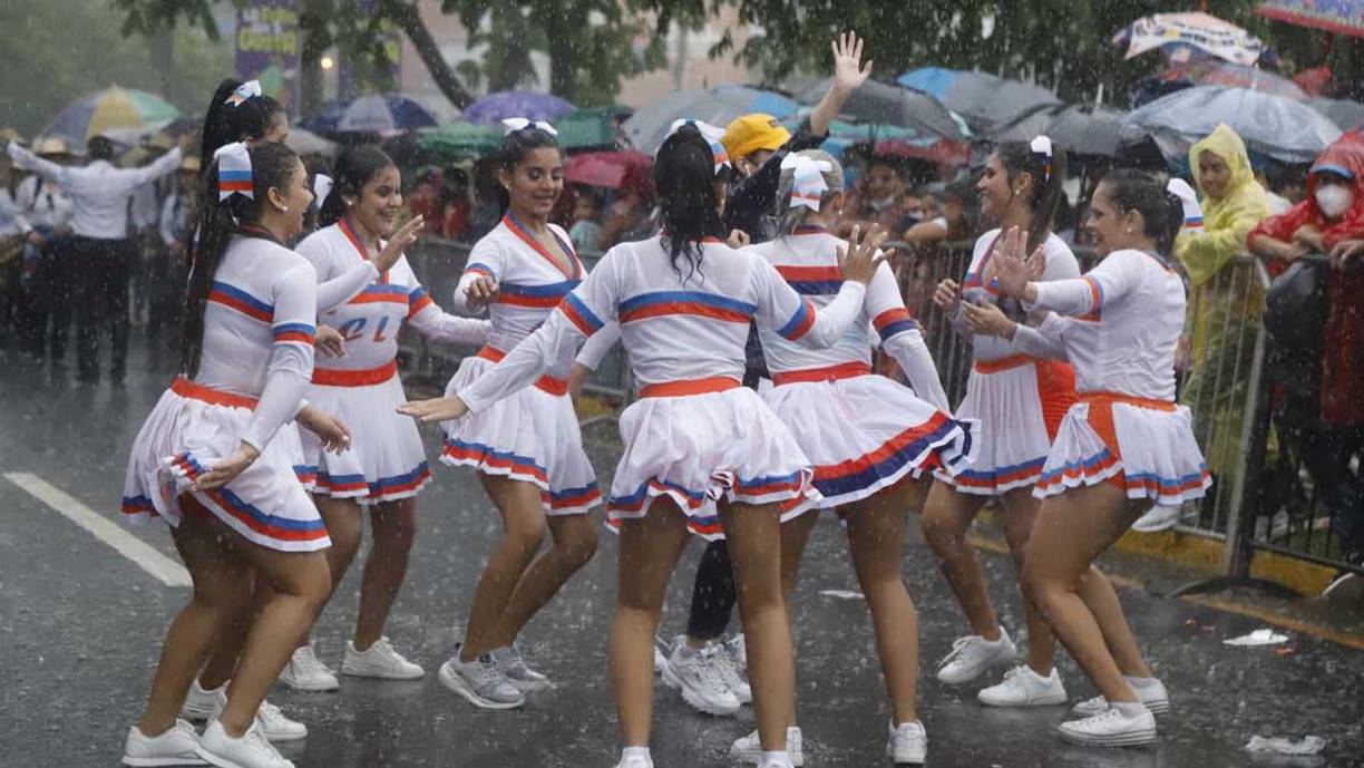 ¡Imparable! Lluvia sorprendió a sampedranos en el desfile de carrozas