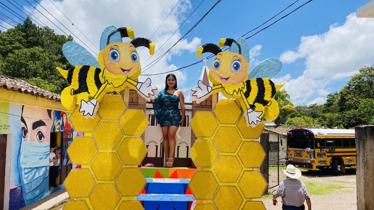 Los elaborados diseños de las carrozas presentaron las labores agrícolas y la cosecha de productos que sustentan la vida en Dulce Nombre de Copán.