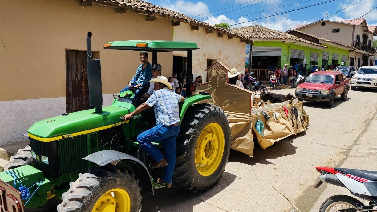 El colorido desfile inaugural recorrió las principales calles de la ciudad, encantando a locales y visitantes por igual.