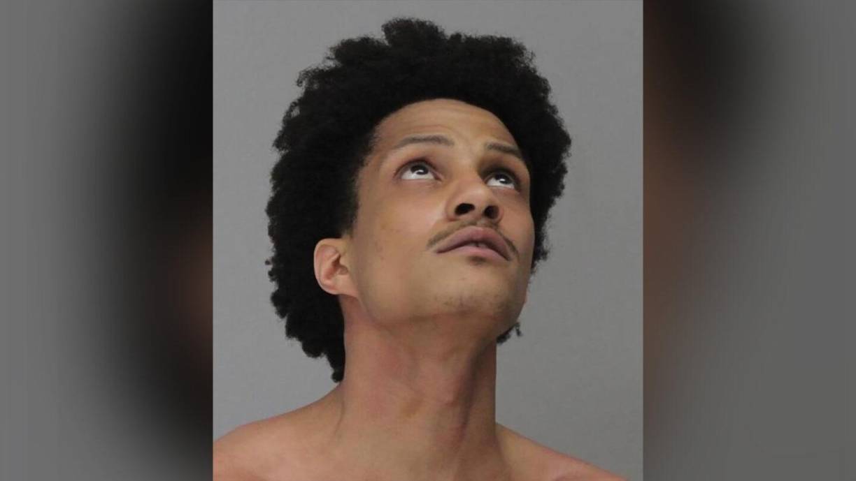 Pero sí dice que la mujer dijo a la policía que Thompson “la golpeó en múltiples ocasiones durante toda su relación” y que Thompson dijo a la policía que la mujer estaba embarazada de él en ese momento. La mujer “reiteró que tenía miedo del sospechoso porque había amenazado con hacer daño a su familia y a sus hijos”, según la declaración jurada.