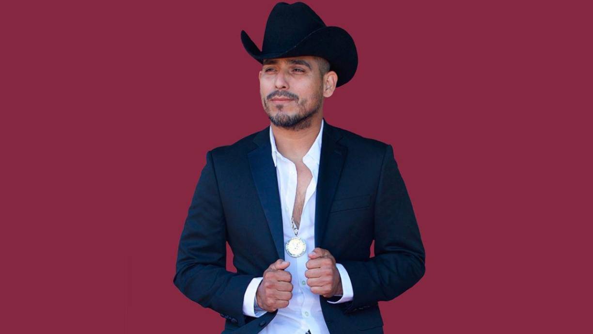 Con más de 4.7 millones de reproducciones en YouTube, el video de la canción Soltero Feliz es uno de los más vistos este 2023 y cantados por los fanáticos del llamado cantautor del pueblo.En esta canci[on exalta esta condición civil con frases como “Yo no quiero compromisos, yo soy un ave de paso”, “Solo vamos a jugar, no esperen más de mí porque yo no doy más” y “Yo solo vivo el momento”. Este 23 de septiembre tienes la oportunidad de corear sus éxitos. Asiste al concierto que dará en San Pedro Sula en el Estadio Olímpico Metropolitano. Boletos a la venta en<a rel="nofollow" href="https://www.eticket.hn/masinformacion.aspx?idevento=24631"> https://www.eticket.hn/</a>