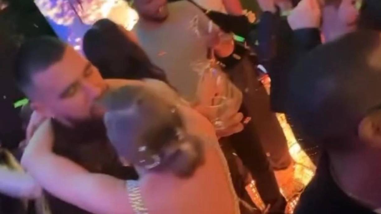 El impacto mediático creció cuando Swift comenzó a asistir a los partidos de Kansas City, de local y de visitante, a los que ha acudido ataviada con prendas con los colores de los Chiefs y el nombre de Kelce, algo que favoreció esta proyección a nivel comercial, aseguró Eric Smallwood.