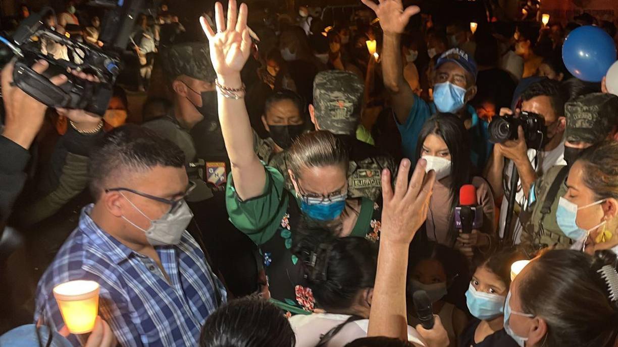 La exprimera dama se hizo acompañar por sus hijas y unos 10 seguidores del expresidente Juan Orlando Hernández en las afueras de la Dirección Nacional de Fuerzas Especiales en Tegucigalpa.