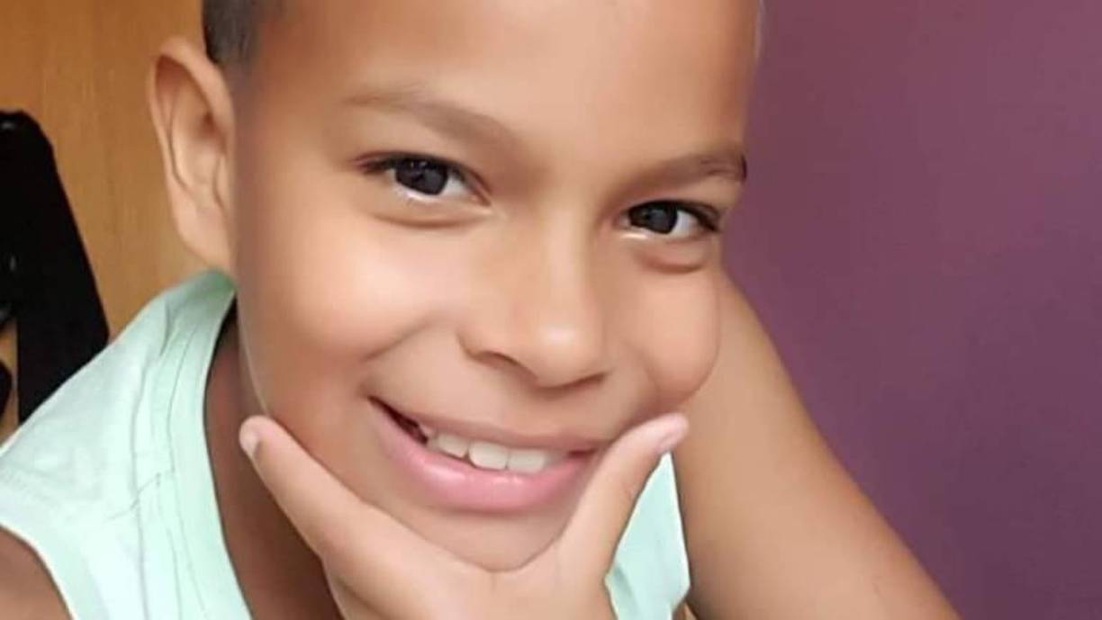 Ese mismo día fueron asesinados su abuelo Rubilio Arturo Pérez, un tío (Israel Ramos) y su niñera, Cindy Xiomara Castro, indicó la madre del menor, Dunia Karina Chinchilla, quien desde hace varios años vive en España, adonde había llevado a su hijo cuando tenía nueve años.