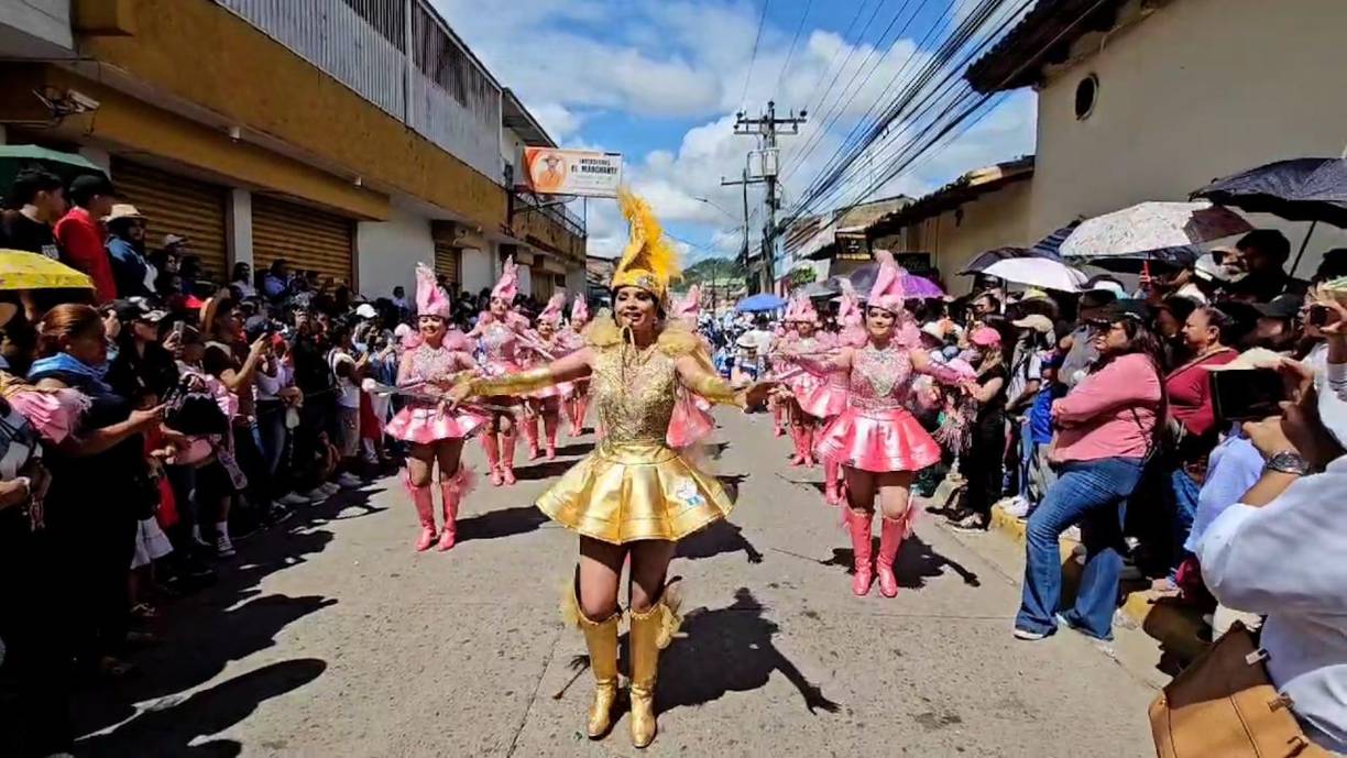 Al despojarse de la chaqueta con un ligero toque estilo español, el público será testigo del primer cambio, dejando al descubierto un moderno vestido corto, como una metáfora de la evolución visible que atraviesa el instituto, dice Carlota Molina Lovo.