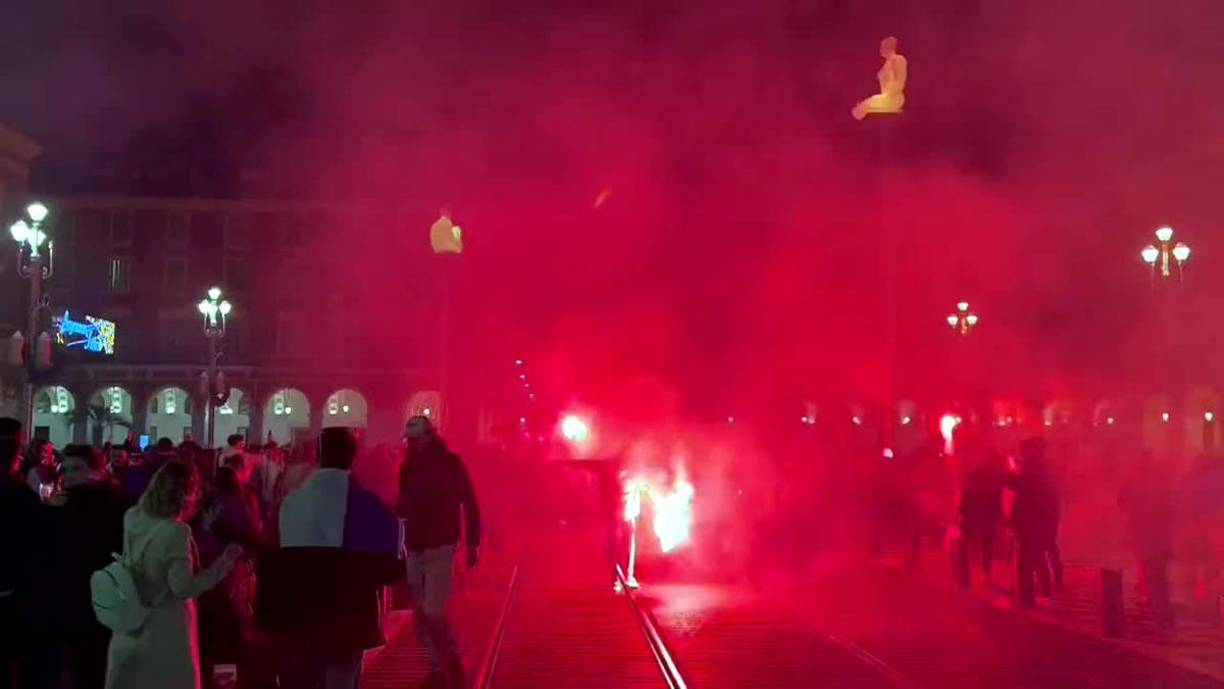 En Niza, un grupo de aficionados encapuchados ha insultado a la afición marroquí mientras unos y otros tiraban bengalas.