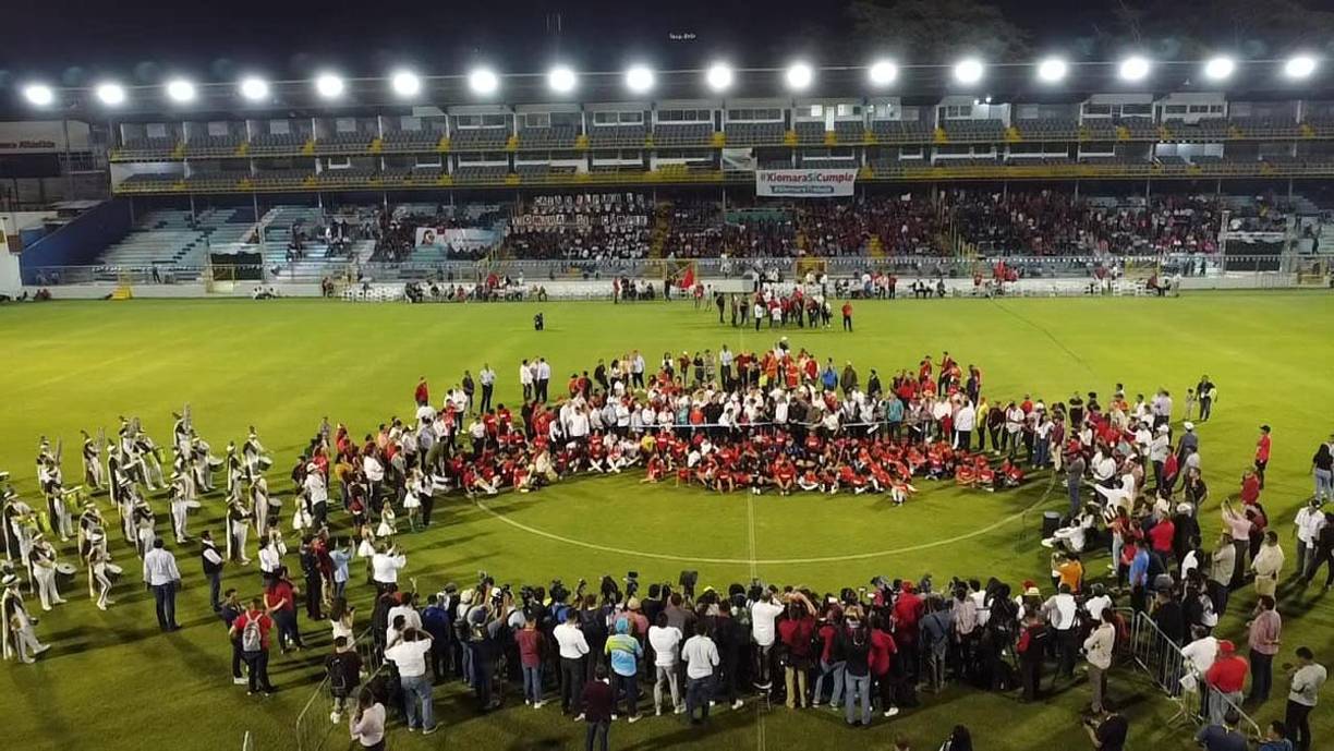 Niños formaron parte del corte de listón de la presidenta de Honduras, Xiomara Castro.