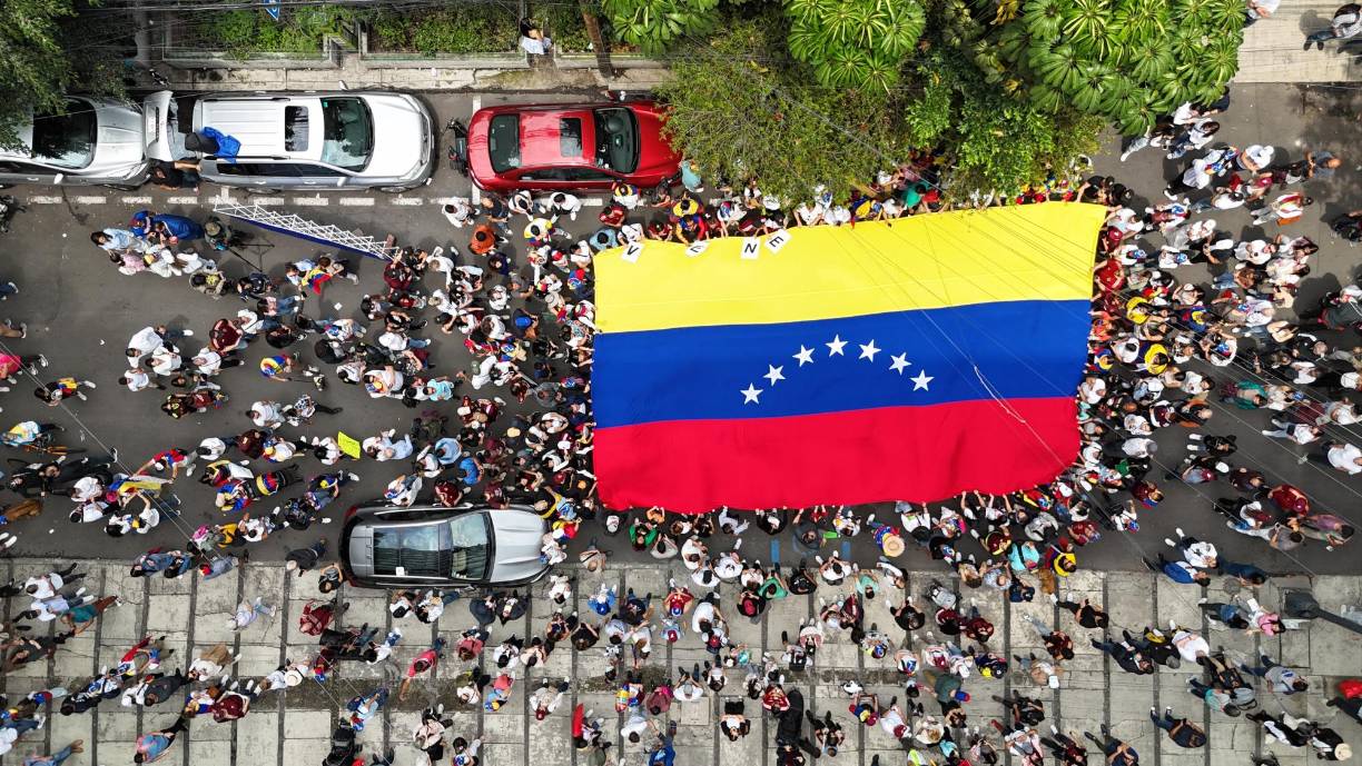 En México, los venezolanos marcharon frente a la embajada en la capital tras ejercer su voto.