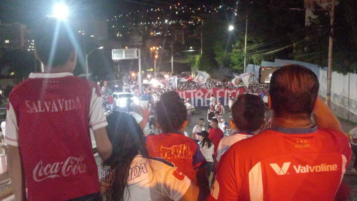 Bellas chicas y la Ultra Fiel: el ambientazo en la semifinal de vuelta Olimpia-Motagua en el Nacional