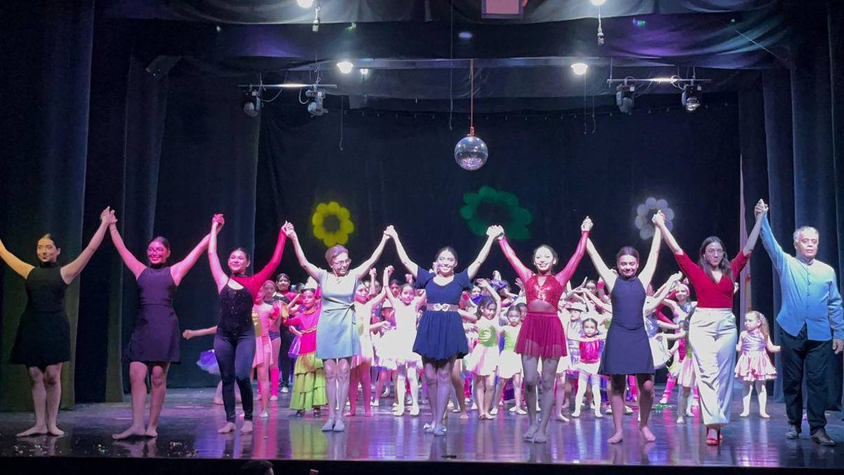 ”Agradecemos también a nuestro increíble staff por su arduo trabajo durante el semestre y a las madres que estuvieron apoyando en los camerinos y detrás del escenario, asegurándose de que cada detalle estuviera en su lugar”, siguió.