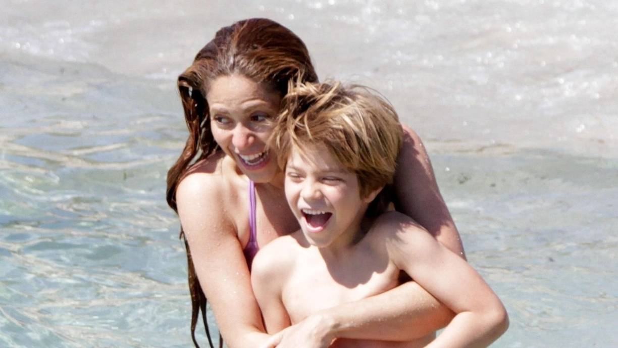 De acuerdo con la versión de la periodista, Shakira le propuso a Pique hacer terapia de pareja, pero él no aceptó. Charry también dijo que el estado anímico de la cantante es tan malo que habría bajado muchísimo de peso por no alimentarse bien. De hecho, en sus recientes vacaciones con sus hijos Milan y Sasha, la artista colombiana luce bastante delgada. 