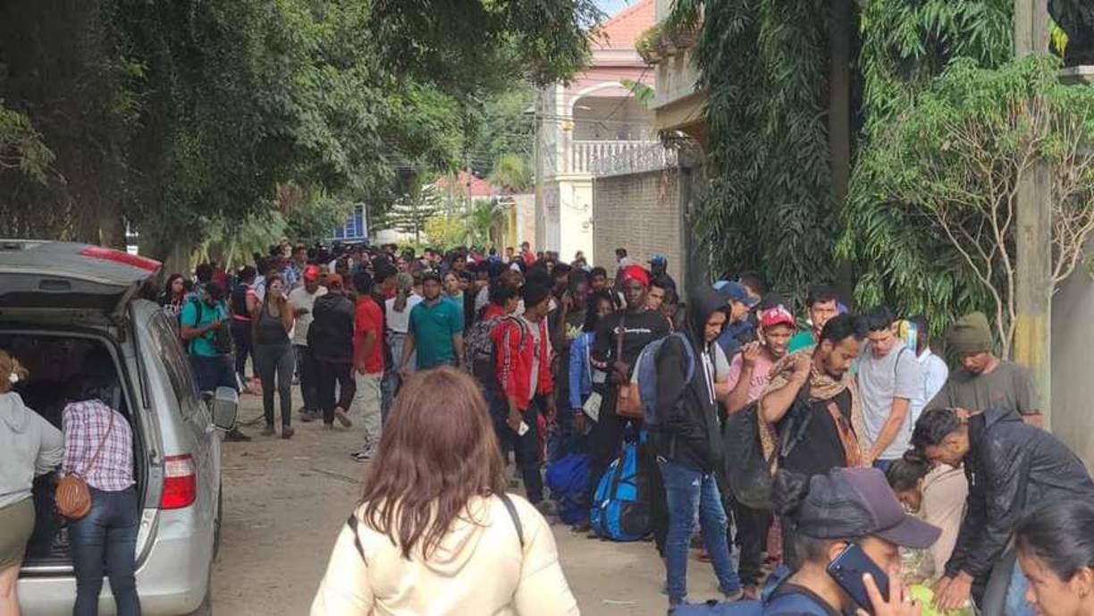 Los migrantes gozan de una amnistía migratoria, por lo que deben solicitar en migración el beneficio para que se les otorgue un salvoconducto que les permita transitar sin problemas por el territorio nacional.