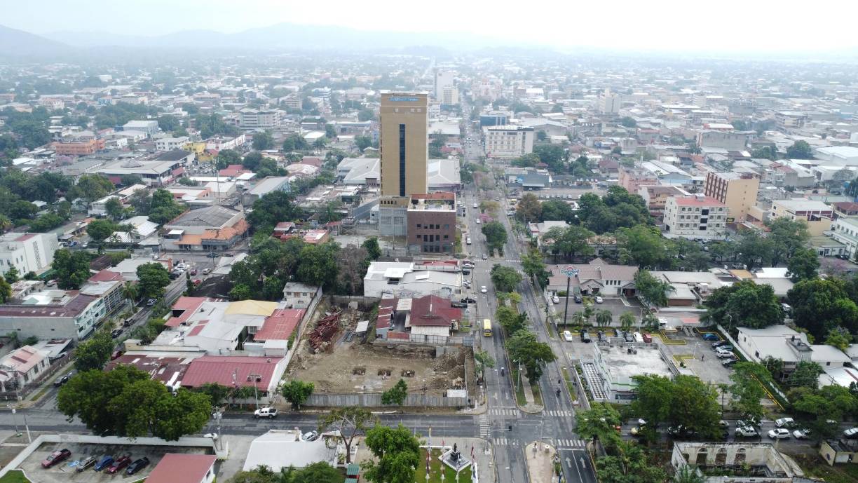 En San Pedro Sula las contrucciones privadas no se detienen. En la primera calle, frente a la Plaza Las Banderas está en construcción un nuevo edificio vertical que desde ya se anuncia lucirá imponente.
