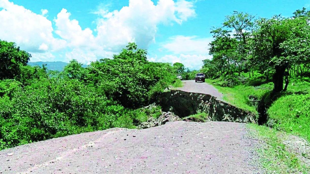 En el occidente, las copiosas lluvias provocaron daños en la red vial secundaria y terciaria de Lempira y Copán, donde se reportan varias comunidades incomunicadas. Las mayores afectaciones fueron en los municipios de San Rafael, La Unión y La Iguala, así como zonas de Santa Bárbara, que quedaron incomunicadas después que un tramo de la carretera se partiera en dos. En La Campa y Gracias, los pobladores denunciaron que varios tramos se encuentran intransitables.