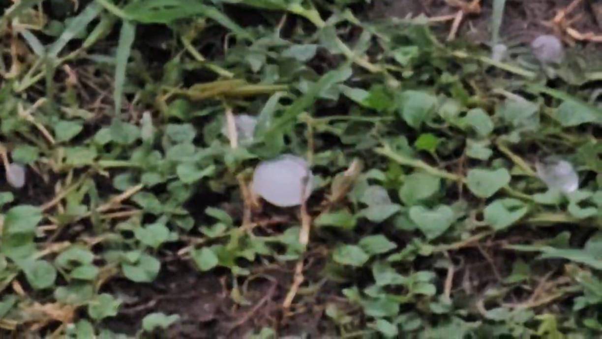 La tormenta de granizo se produjo después que el día estuviera bastante soleado con una capa de humo por la contaminación ambiental.