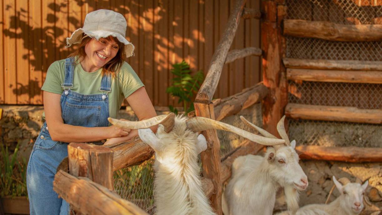 6. Detector: “Seguramente conoce a alguien que se queja por todo. Esa persona está buscando todo el tiempo razones para quejarse”, explica Imma Rabasco. “Haga lo mismo, pero enfocando su búsqueda en lo risible. Busque a su alrededor algo de lo que pueda reírse. Agudice sus sentidos y mire la vida buscando algo que merezca una carcajada o, como mínimo, esbozar una sonrisa”.