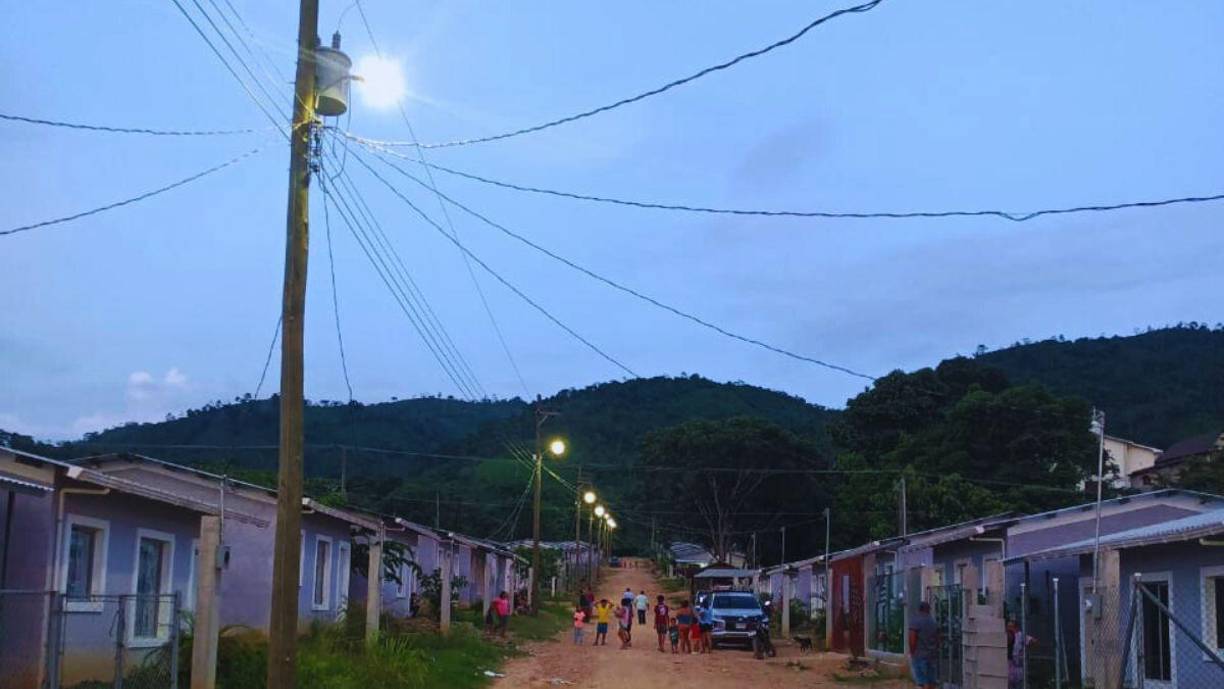 Así se miraba desde casi el ocaso la San Francisco de Asís con energía eléctrica en viviendas y principales vías. Se espera que los demás proyectos también avancen. La colonia quedó a medio pavimentar, demandan títulos de propiedad y la construcción de una escuela digna para los niños. 