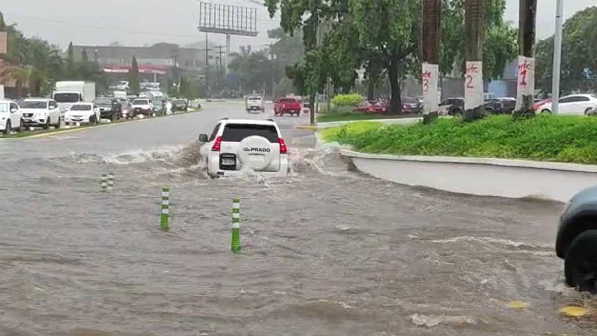 Una tormenta con actividad eléctrica saturó la tarde de este lunes las calles y avenidas de San Pedro Sula.