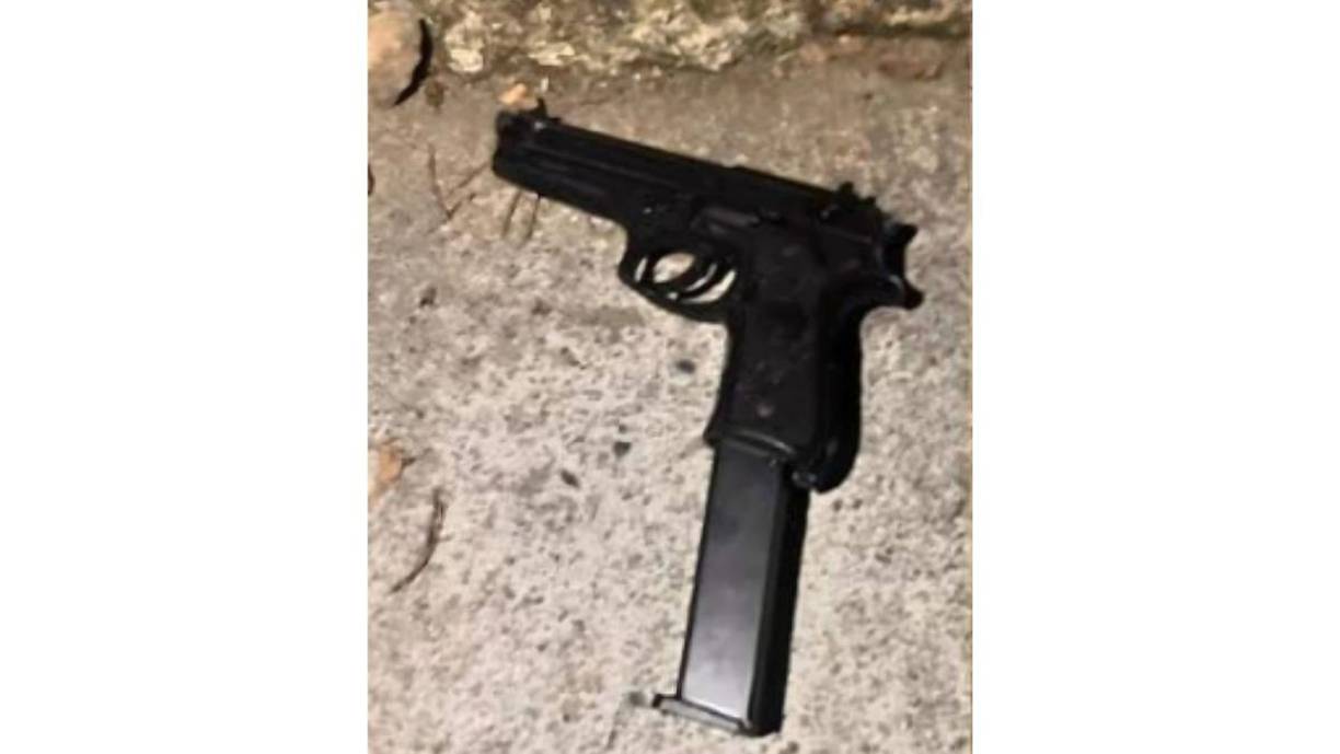 En la escena había quedó tirada un arma de fuego.