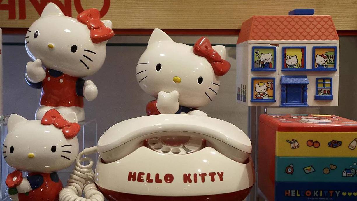 ¿Acaso Hello Kitty es una niña inglesa? Pues según la multinacional japonesa Sanrio, aunque el público no lo acepte, el personaje es una niña, no un gato.
